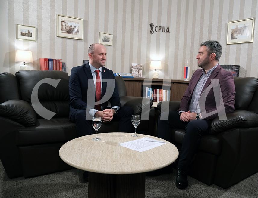 БАЊАЛУКА, 24. ЈАНУАРА /СРНА/ – Начелник општине Брод Милан Зечевић изјавио је да је нова општинска администрација успјела да санира кључне обавезе и стабилизује буџет иако је по преузимању мандата затекла велика дуговања, те истакао да је циљ створити амбијент да ова локална заједница буде самоодржива и отворена.