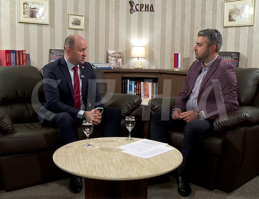 БАЊАЛУКА, 24. ЈАНУАРА /СРНА/ - Начелник Брода Милан Зечевић истакао је да је потребна већа контрола рада начелника и градоначелника у Републици Српској, наводећи да су резултати видљиви и да је потребно увести награду, али и санкцију, за неодговорне који располажу новцем грађана.