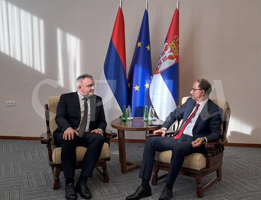 ТАРА, 24. ЈАНУАРА /СРНА/ - Састанак предсједника Владе Републике Српске Саве Минића и премијера Србије Ђуре Мацута о унапређењу сарадње Српске и Србије у области саобраћајне инфраструктуре почео је на Тари.