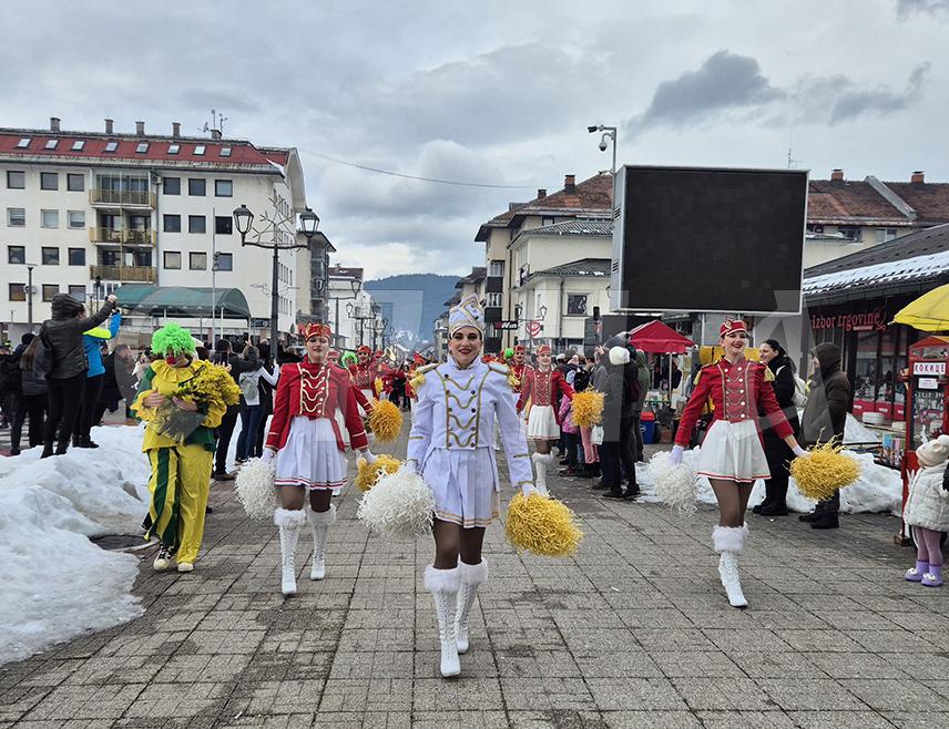 ПАЛЕ, 24. ЈАНУАРА /СРНА/ - Свечани дефиле градске музике, мажоретки, трамбоњера и машкара, праћен великим бројем посјетилаца прошао је улицама Пала, чиме је представљен "Празник мимозе" из Херцег Новог, једна од најпрепознатљивијих туристичко-културних манифестација у региону.