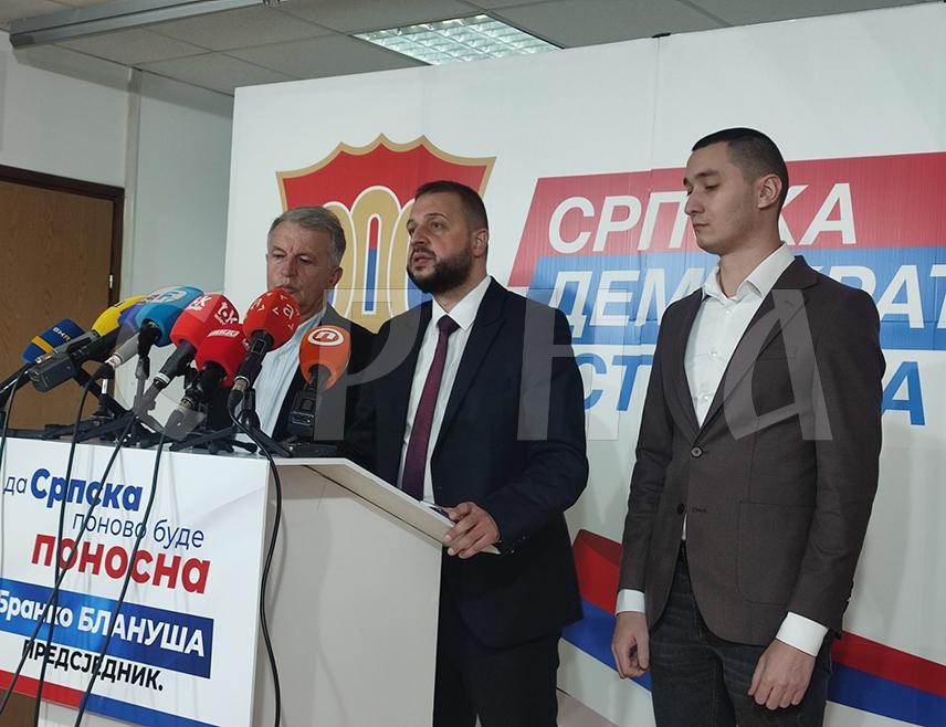 BANJA LUKA, JANUARY 24 /SRNA/ – The Serb Democratic Party /SDS/ does not rule out the possibility of boycotting the repeat presidential elections in Republika Srpska if the Central Election Commission /ECE/ of BiH does not change the rulebook that prevents political entities from accrediting new members of election boards and observers, the party stated at today’s press conference in Banja Luka.