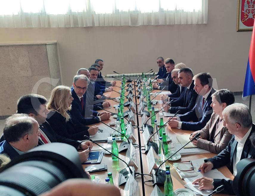 БАЈИНА БАШТА, 24. ЈАНУАРА /СРНА/ - Премијер Србије Ђуро Мацут изјавио је да ће сарадња влада Србије и Републике Српске у наредном периоду бити интензивирана, конкретизована и оперативнија.