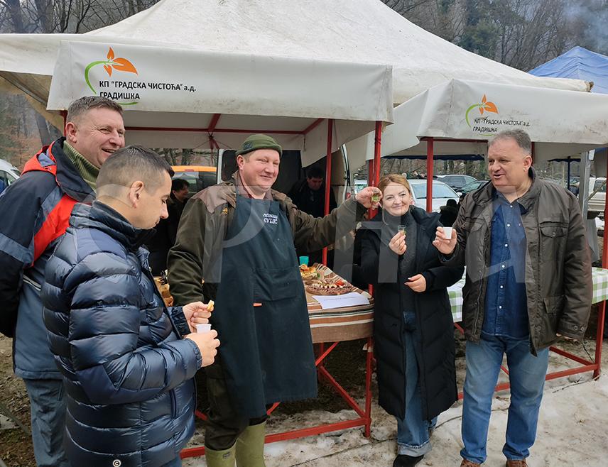 ГРАДИШКА, 25. ЈАНУАРА /СРНА/ - Град Градишка преговора са Владом Републике Српске о томе да локација уз магистрални пут према Мраковици на којој се одржава манифестација "Зима у Подградцима" буде уступљена граду, који би ту изградио туристички комплекс, рекао је градоначелник Зоран Аџић.