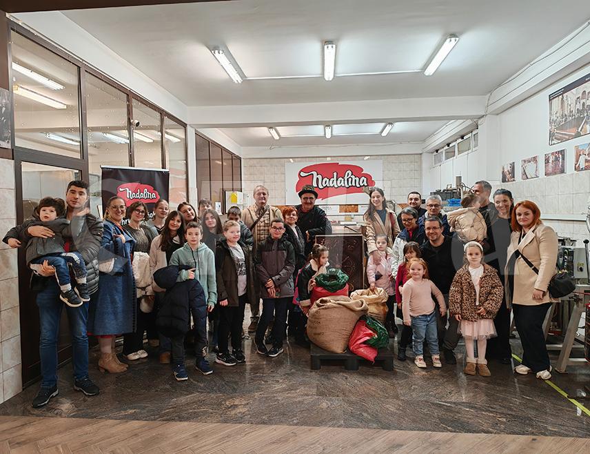 СПЛИT, 25. ЈАНУАРА /СРНА/ - Вијеће српске националне мањине у Сплиту почело је нову годину активностима посвећеним најмлађима, односно организацијом "Дјечијег дана" у оквиру којег су дјеци подијељени пакетићи те организована посјета Фабрици чоколаде у Солину.