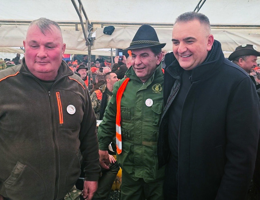 ДЕРВЕНТА, 25. ЈАНУАРА /СРНА/ - У Дервенти је данас одстријељено више од 40 шакала и других предатора у ловачкој хајци којој је присуствовао и предсједник Владе Републике Српске Саво Минић.