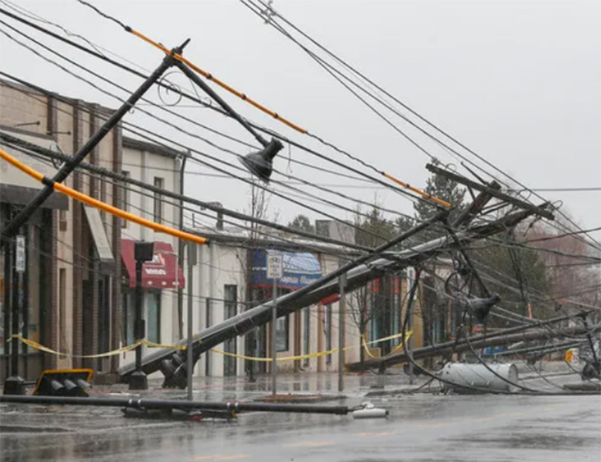 ВАШИНГТОН, 25. ЈАНУАРА /СРНА/ - Више од 850.000 људи остало је без струје у Сједињеним Државама, док је више од 10.000 летова отказано због зимске олује која је парализовала источне и јужне савезне државе.