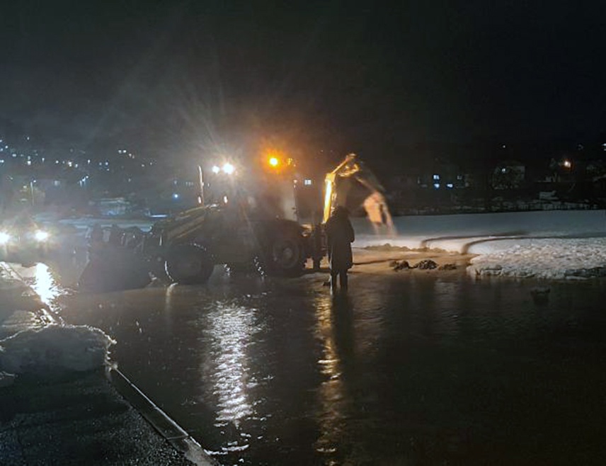 ИСТОЧНО САРАЈЕВО, 25. ЈАНУАРА /СРНА/ - Нагло топљење снијега и јака киша узроковали су појаву бујичних вода у дијеловима општине Источна Илиџа, а вода је продрла у подруме појединих објеката.