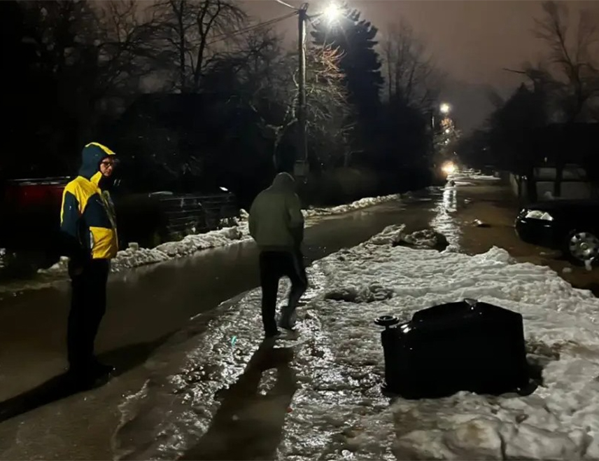 ИСТОЧНА ИЛИЏА, 26. ЈАНУАРА /СРНА/ - Наставе данас неће бити у Основној школи "Јован Дучић" у Касиндолу у општини Источна Илиџа због ванредне ситуације проглашене усљед поплава.