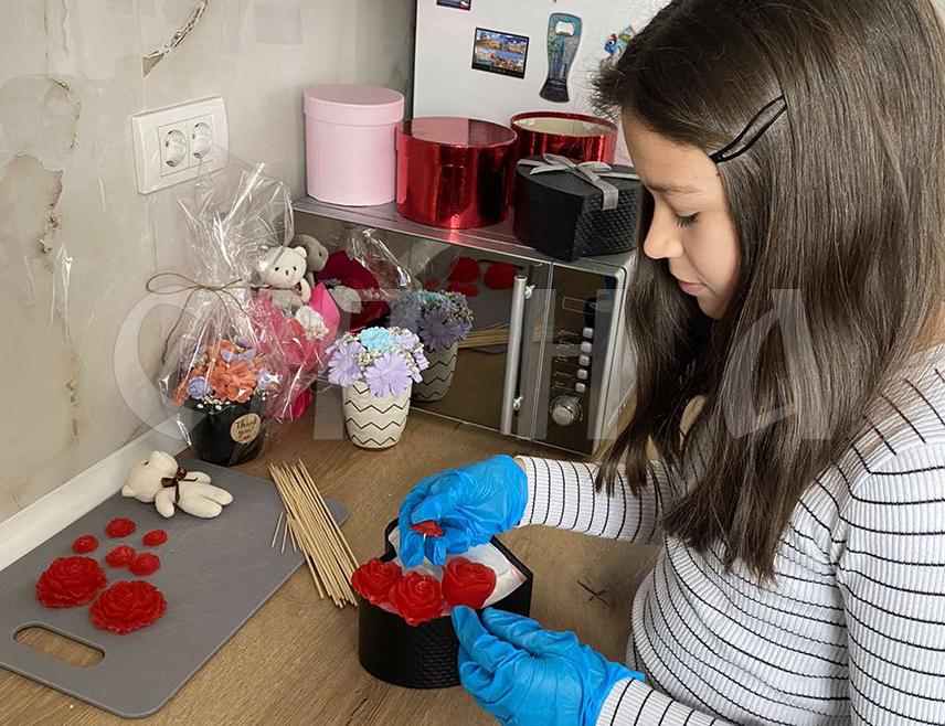 ПАЛЕ, 26. ЈАНУАРА /СРНА/ - Једанаестогодишња Милица Стевановић са Пала у малој соби испуњеној мирисима лаванде, руже и ваниле прави необичне букете од сапуна у различитим бојама и облицима.