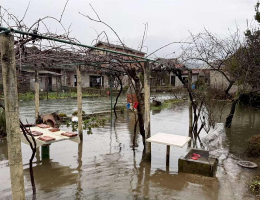 САРАЈЕВО, 26. ЈАНУАРА /СРНА/ - Вода која се усљед обилних падавина и топљења снијега излила из корита на подручју општине Јабланица угрозила је стамбени објекат у насељу Злате и изазвала одрон испод куће у насељу Глодница, речено је Срни из Оперативног центра Цивилне заштите Херцеговачко-неретванског кантона.