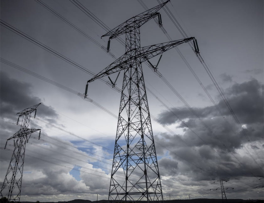 TРЕБИЊЕ, 26. ЈАНУАРА /СРНА/ - Више села на подручју Tребиња и Гацка остало је без електричне енергије због невремена које је погодило источну Херцеговину, речено је Срни у предузећу "Електро-Херцеговина".