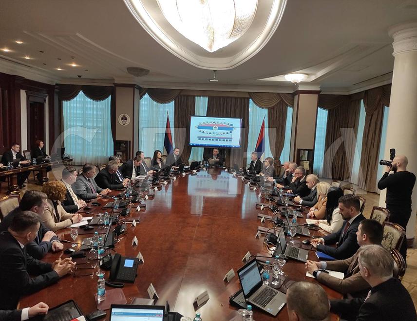 БАЊАЛУКА, 26. ЈАНУАРА /СРНА/ - Почела је конститутивна сједница нове Владе Републике Српске, коју предводи премијер Саво Минић.