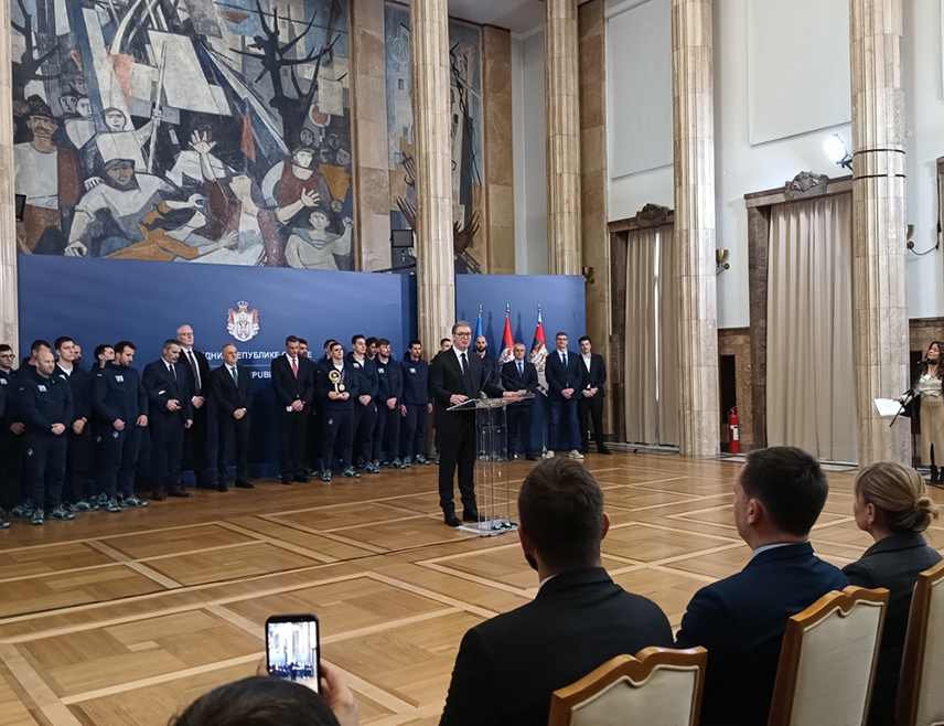 БЕОГРАД, 26. ЈАНУАРА /СРНА/ - Предсједник Србије Александар Вучић организовао је данас пријему за чланове ватерполо репрезентације Србије, захвалио им за радост коју су приредили сународницима освајањем титуле на Европском првенству и поручио да ће им се држава одужити.