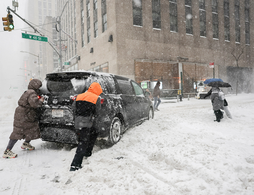 ВАШИНГТОН, 26. ЈАНУАРА /СРНА - РИА Новости/ - Надлежни органи регистровали су најмање 13 смртних случајева повезаних са сњежном олујом у САД, јавио је лист "Ју-Ес-Еј тудеј".