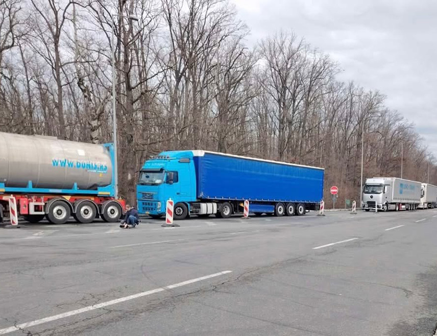 САРАЈЕВО, 26. ЈАНУАРА /СРНА/ - Замјеник предсједавајуће Савјета министара Сташа Кошарац изразио је подршку протесту домаћих и регионалних превозника на граничним прелазима са Европском унијом, истичући да се проблем возача због боравка у земљама Шенгена и новог система уласка у ЕУ мора ставити у врх приоритета свих надлежних институција.