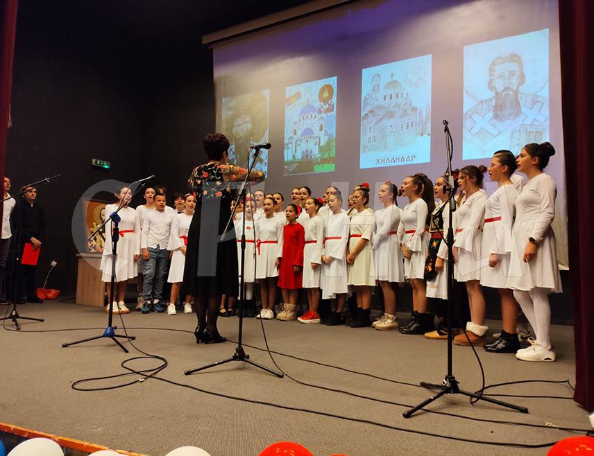 БРАТУНАЦ, 26. ЈАНУАРА /СРНА/ - У препуној сали Дома културе у Братунцу одржана је традиционалана заједничка свечана академија свих школа из братуначке општине, посвећена првом српском архиепископу и учитељу Светом Сави.