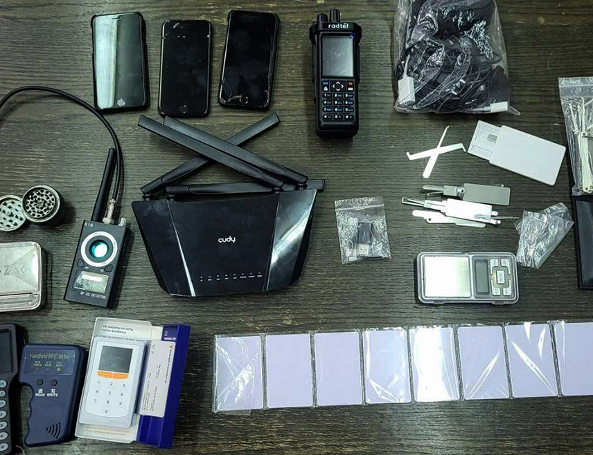 БЕОГРАД, 26. ЈАНУАРА /СРНА/ - На граничном прелазу Градина ухапшен је бугарски држављанин, због постојања основа сумње да је извршио кривична дјела фалсификовање и злоупотреба платних картица, прављење, набављање и давање другом средстaва за фалсификовање и неовлашћено држање дроге.