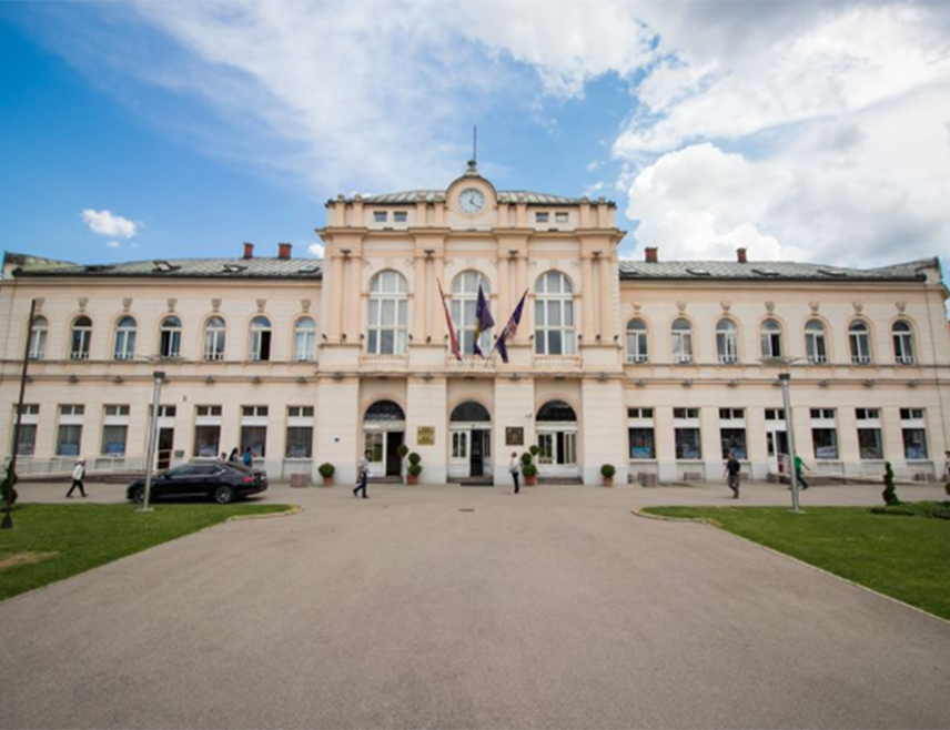 БИЈЕЉИНА, 27. ЈАНУАРА /СРНА/ - Град Бијељина угрожава пољопривредне произвођаче јер им дугује више од четири милиона КМ, саопштила је Комисија за пољопривреду и село бијељинског одбора СНСД која је позвала да се хитно измире дуговање.