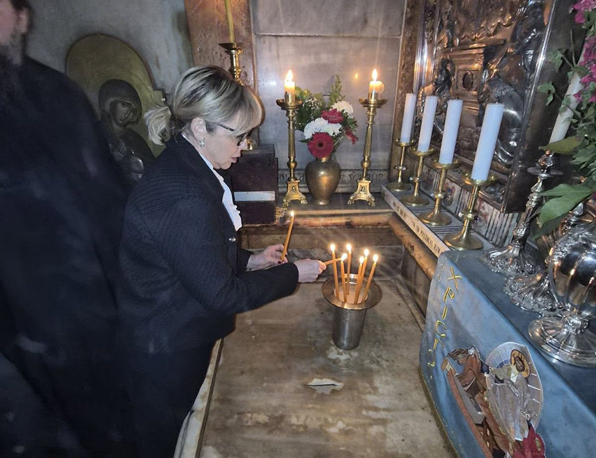 ЈЕРУСАЛИМ, 27. ЈАНУАРА /СРНА/ - Вршилац дужности предсједника Републике Српске Ана Тришић Бабић и предсједник СНСД-а Милорад Додик посјетили су данас Цркву Светог гроба у Јерусалиму.