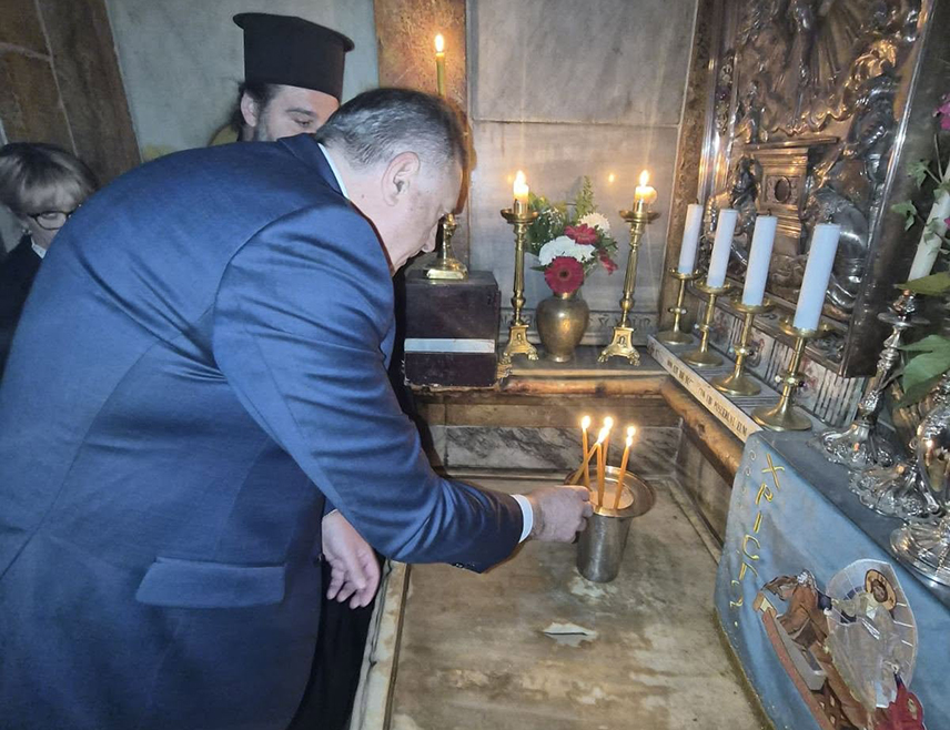 ЈЕРУСАЛИМ, 27. ЈАНУАРА /СРНА/ - Лидер СНСД-а Милорад Додик рекао је да се данас на мјесту гдје је Христос страдао молио за српски народи и све који вјерују да послије голготе долази васкрсење.