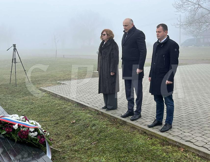КОЗАРСКА ДУБИЦА, 27. ЈАНУАРА /СРНА/ - Међународни Дан сјећања на жртве Холокауста обиљежен је данас у Спомен-подручју Доња Градина, гдје је положено цвијеће на спомен-обиљежје жртвама логора Јасеновац и поручено да је циљ да се такав злочин никада и никоме не понови.