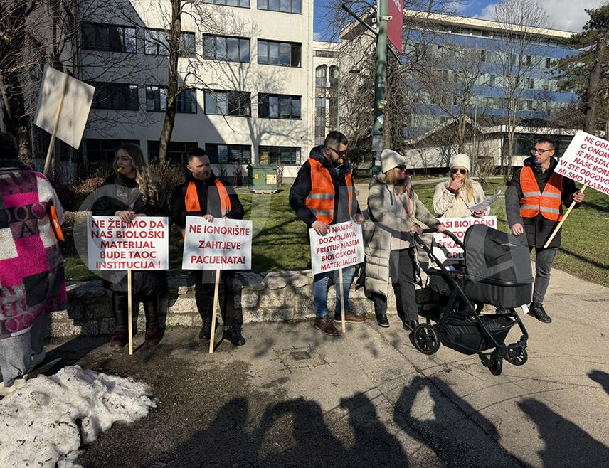 САРАЈЕВО, 27. ЈАНУАРА /СРНА/ - Група пацијената који су пролазили кроз поступке вантјелесне оплодње, а оштећени су затварањем поликлинике "Норт-вестерн медикал центар" у Сарајеву, данас су одржали протест у Сарајеву са којег су затражили хитан стручни надзор над замрзнутим генетским материјалом.
