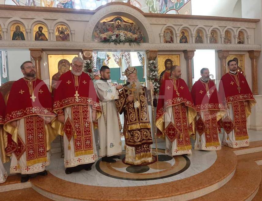 ФОЧА, 27. ЈАНУАРА /СРНА/ - Његово високопреосвештенство митрополит дабробосански Хризостом служио је данас Свету архијерејску литургију у Храму Светог Саве у Фочи, а током бесједе позвао је вјернике да схвате да овај светитељ поручује људима да буду једно у Христу.