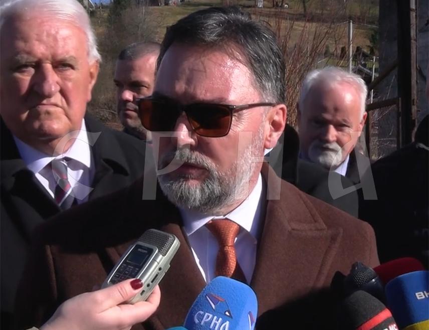 ТАРЧИН, 27. ЈАНУАРА /СРНА/ - Замјеник предсједавајуће Савјета министара Сташа Кошарац изјавио је данас у Тарчину да потпуну политичку, моралну и кривичну одговорност сносе они који су током посљедњег рата  наредили да се на локалитету некадашњег силоса  формира концентрациони логор за Србе.