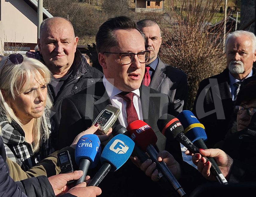 ТАРЧИН, 27. ЈАНУАРА /СРНА/ - Отправник послова Амбасаде Велике Британије у БиХ Џејмс Хамилтон Хардинг изјавио је данас у Тарчину да му је велика част што се придружио учесницима обиљежавања 30 година од затварања злогласног логора "Силос".