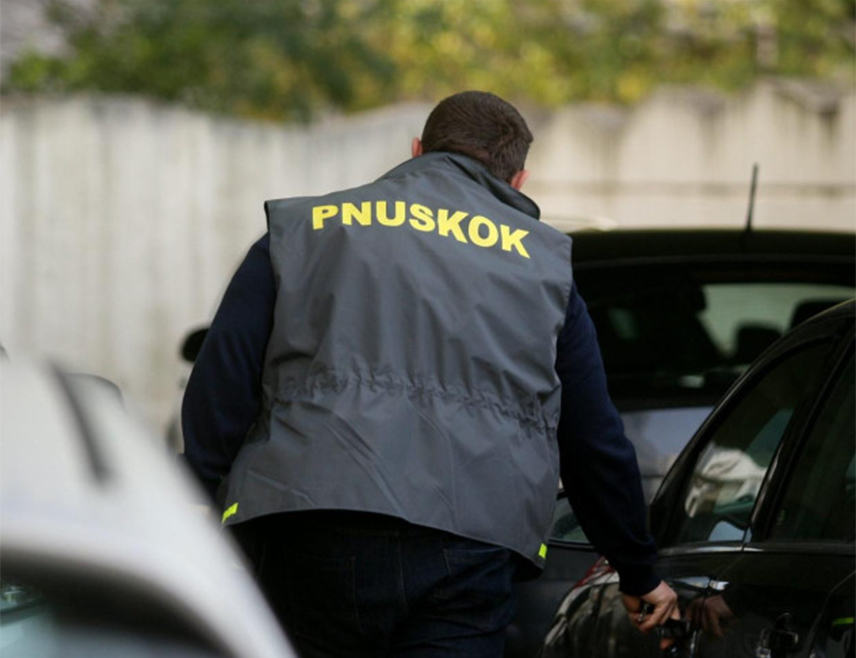 ЗАГРЕБ, 28. ЈАНУАРА /СРНА/ - Хрватска полиција хапси на подручју Загреба и још три жупаније, седам лица, једна фирма и полицајац обухваћени су истрагом да су учествовали у транспорту 130 килограма кокаина и 190 килограма марихуане.