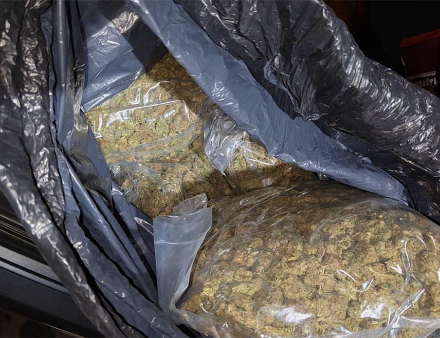 ПОДГОРИЦА, 28. ЈАНУАРА /СРНА/ - Више од 60 килограма марихуане заплијењено је у аутомобилу држављанина Црне Горе приликом уласка у Србију, на граничном прелазу Јабука код Пљеваља.