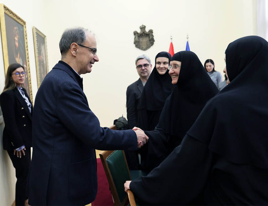 БЕОГРАД, 28. ЈАНУАРА /СРНА/ - Премијер Србије Ђуро Мацут данас је разговарао са монахињама из Жиче о обнови тог манастира и формирању посебног тијела под покровитељством Владе за тај подухват.