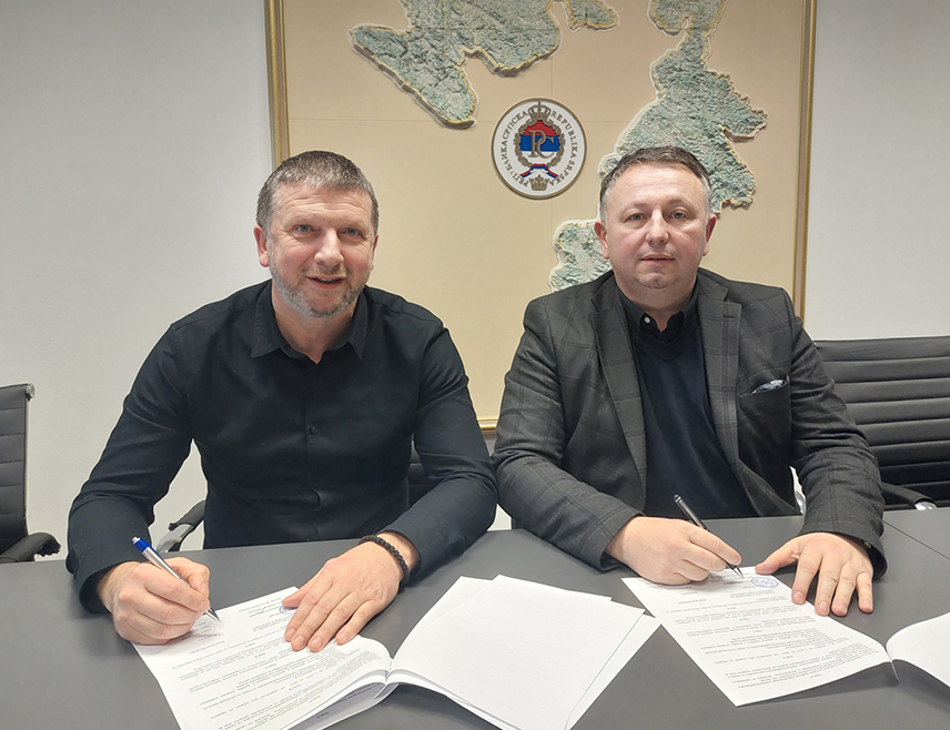 БАЊАЛУКА, 28. ЈАНУАРА /СРНА/ - Вршилац дужности директора Републичког секретаријата за расељена лица и миграције Слађан Јовић потписао је данас у Бањалуци уговоре са представницима локалних заједница у Републици Српској о суфинансирању пет пројеката укупне вриједности 146.200 КМ.