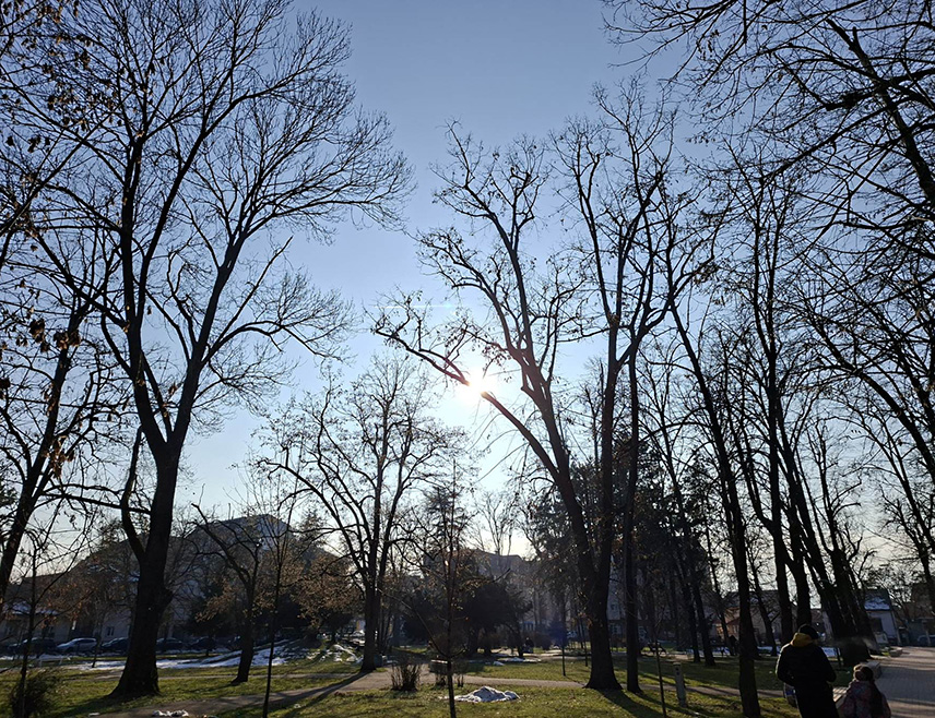 САРАЈЕВО, 28. ЈАНУАРА /СРНА/ - У Републици Српској и Федерацији БиХ /ФБиХ/ сутра се очекује промјенљиво до претежно облачно вријеме, понегдје уз слабу кишу, а на сјеверу и истоку биће сунчаних периода и топлије од просјека.