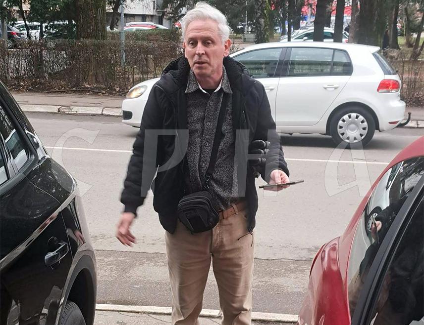 БАЊАЛУКА, 28. ЈАНУАРА /СРНА/ - Један мушкарац ушао је данас у просторије дописништва Новинске агенције Републике Српске - СРНА у Бањалуци и прозивао новинаре због вијести о лидеру СНСД-а Милораду Додику и његовој посјети Израелу.