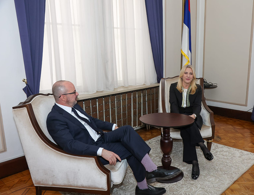 SARAJEVO, JANUARY 28 /SRNA/ – The Serb member of the BiH Presidency  Željka Cvijanović  has stressed today in Sarajevo, during a meeting with US Embassy Chargé d’Affaires John Ginkel, that the implementation of the Southern Interconnection project opens up space for other energy and infrastructure projects as well, which implies faster economic development and benefits for all in BiH.