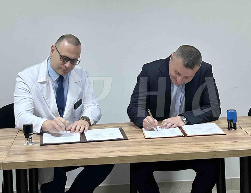 БАЊАЛУКА, 29. ЈАНУАРА /СРНА/ - Руководиоци Универзитетског клиничког центра Републике Српске /УКЦ/ и Болнице Требиње данас су у Бањалуци потписали уговор о унапређењу сарадње, који предвиђа едукацију требињског кадра.