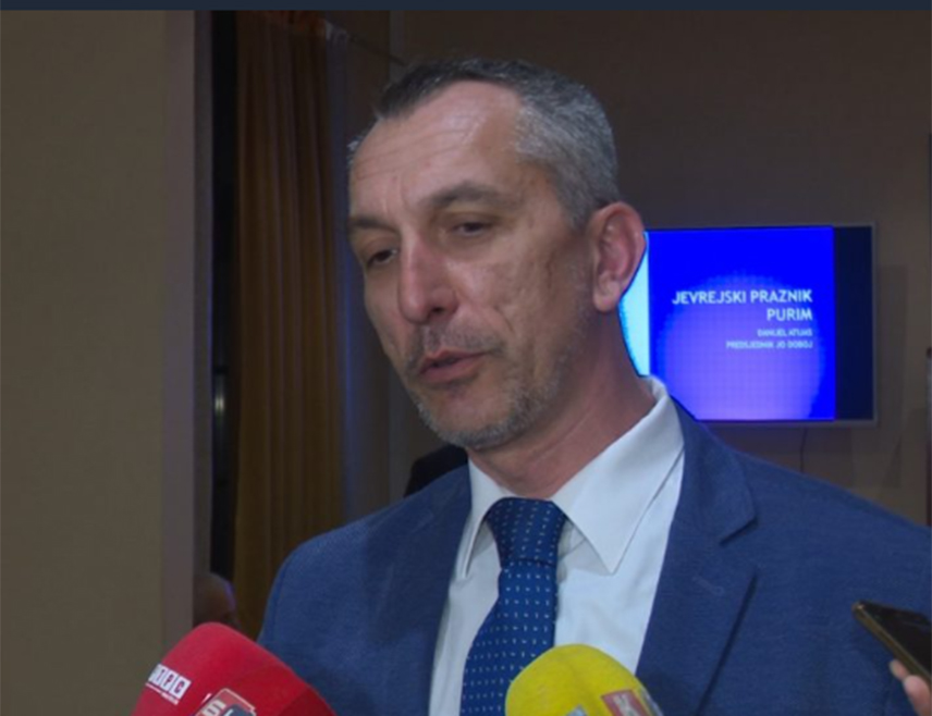 БАЊАЛУКА, 29. ЈАНУАРА /СРНА/ - Делегација Републике Српске, у којој је и лидер СНСД-а Милорад Додик, даје дипломатски примјер како треба развијати односе са Израелом, а Јевреји као једна од националних мањина у БиХ желе да виде коректне односе БиХ са својом матицом, рекао је Срни секретар Јеврејске општине у Добоју Дарио Атијас.