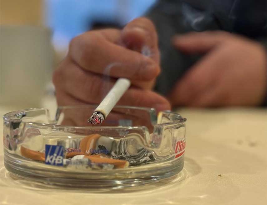 БАЊАЛУКА, 30. ЈАНУАРА /СРНА/ - Епидемија пушења једна је од највећих пријетњи јавном здрављу, значајно оптерећује здравствени систем, па су и нови здравствени прописи о забрани пушења у затвореним јавним просторима усмјерени на превенцију хроничних болести, речено је у Институту за јавно здравство Републике Српске.