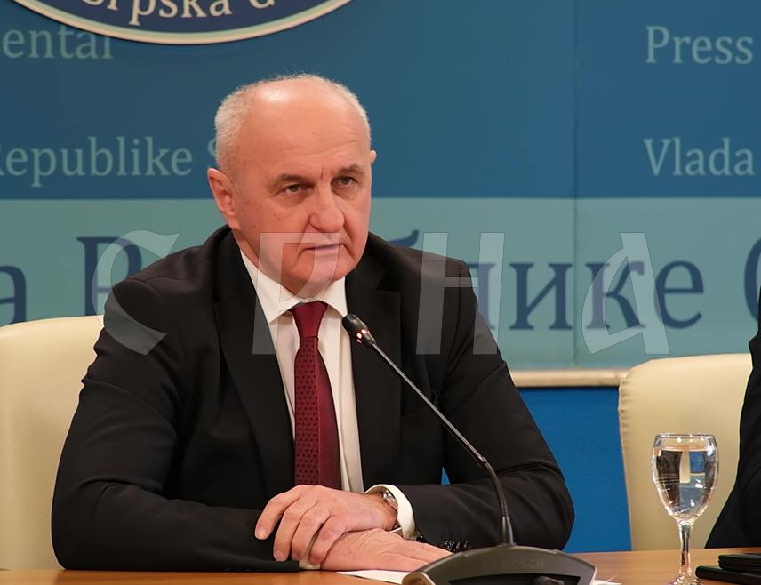 БАЊАЛУКА, 29. ЈАНУАРА /СРНА/ - Влада Републике Српске дала је сагласност да буде потписан уговор о преносу права на концесију са компаније "Комсар енерџи" на Рудник и Термоелектрану /РиТЕ/ "Угљевик", чиме су створени услови за несметан рад рудника, изјавио је министар енергетике и рударства Петар Ђокић.