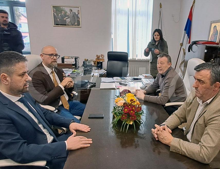 ВЛАСЕНИЦА, 29. ЈАНУАРА /СРНА/ - Министар финансија и трезора у Савјету министара Срђан Амиџић информисао је данас начелника Власенице Мирослава Краљевића да је на општински рачун уплаћено 300.000 КМ које је Савјет министара издвојио за санацију двије зграде које су страдале у пожару у августу прошле године.