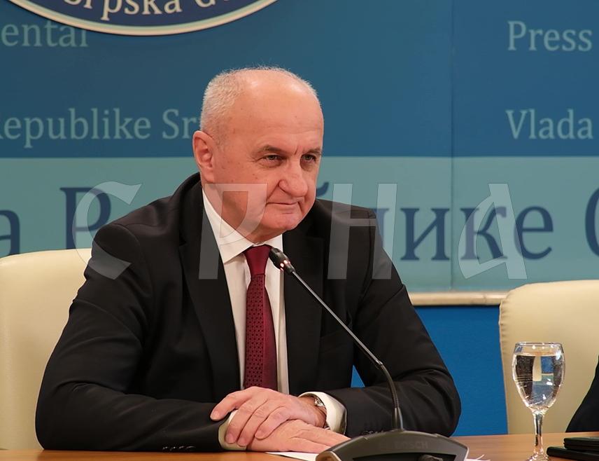 БАЊАЛУКА, 29. ЈАНУАРА /СРНА/ - Министар енергетике и рударства Републике Српске Петар Ђокић изјавио је данас у Бањалуци да је оправдан захтјев три дистрибутивна предузећа у оквиру "Електропривреде Републике Српске" за пријем радника.