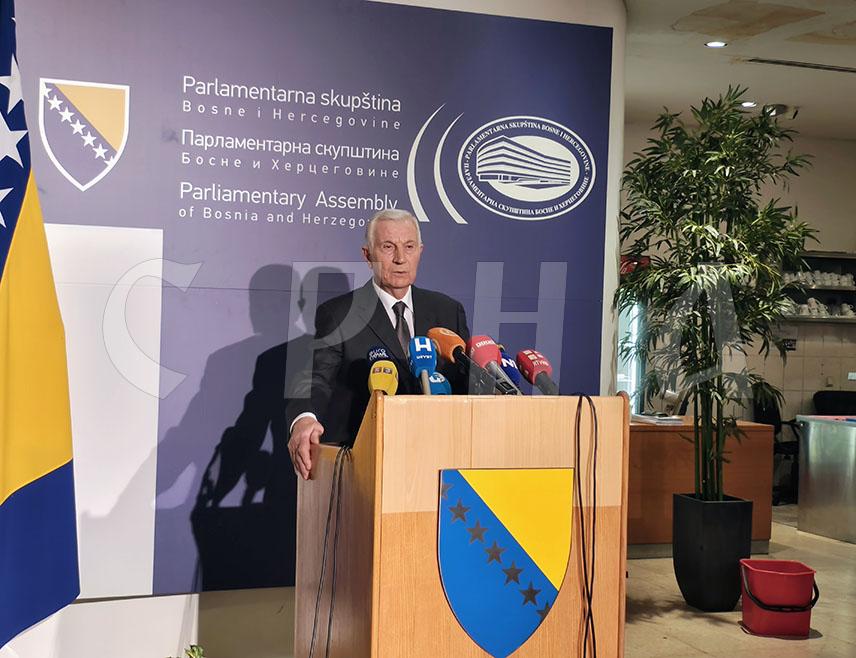 САРАЈЕВО, 29. ЈАНУАРА /СРНА/ - Шеф Клуба делегата српског народа у Дому народа Парламентарне скупштине БиХ Средоје Новић изјавио је да је данашња сједница овог дома велико разочарење, јер је делегатима који су на обиман дневни ред додавали нове законске приједлоге, намјера и била да сједница не буде одржана.