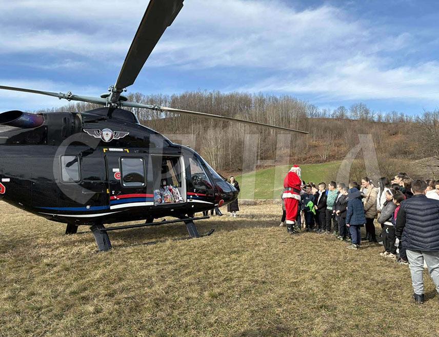 НОВИ ГРАД, 29. ЈАНУАРА /СРНА/ - Ученицима Основне школе "Бранко Ћопић", Доњи Дубовик, општина Крупа на Уни пакетиће је данас уручио Дјед Мраз, који је у ову локалну заједницу стигао хеликоптером.