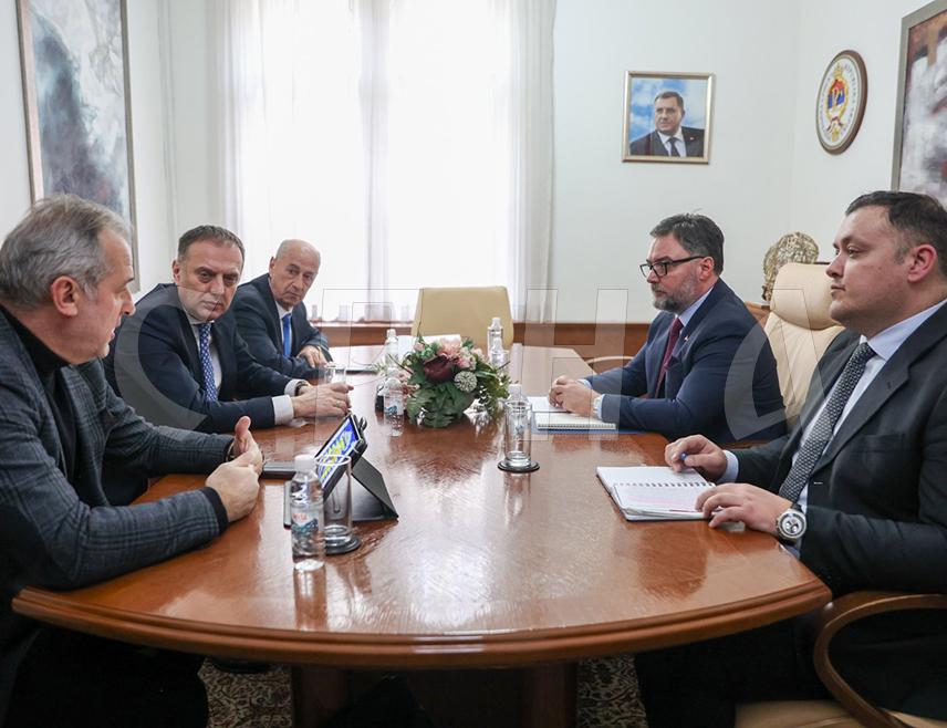 САРАЈЕВО, 29. ЈАУНУАРА /СРНА/ - Министар спољне трговине и економских односа у Савјету министара Сташа Кошарац изјавио је да треба тражити од Европске комисије да суспендује систем путних информација и одобравања /ЕТИАС/ за ову годину док нова бизнис стратегија ЕУ не буде у примјени, иначе ће привредници БиХ претрпjeти велике губитке.