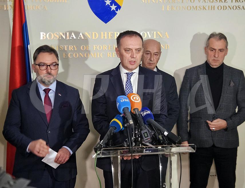 САРАЈЕВО, 29. ЈАНУАРА /СРНА/ - Предсједник Привредне коморе Републике Српске Горан Рачић позвао је данас у Сарајеву превознике да обуставе протесте на одређени период и дају шансу институцијама да раде свој посао јер свако даље задржавање блокада проузроковало би велику штету не само превозницима него и економији.