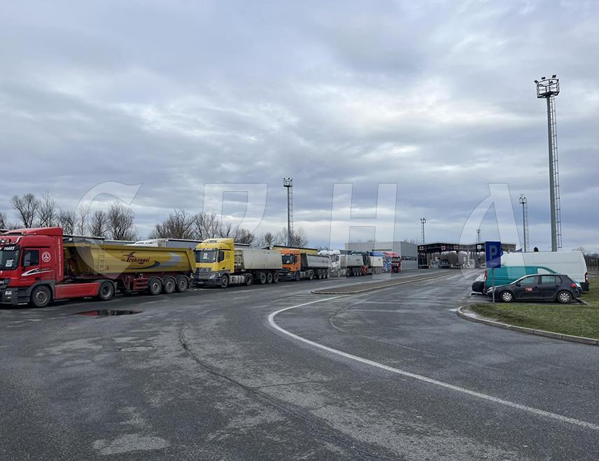 БЕОГРАД, 29. ЈАНУАРА /СРНА/ - Превозници из Србије, БиХ, Сјеверне Македоније и Црне Горе требало би да вечерас донесу заједничку одлуку о прекиду блокада теретних граничних терминала, након што је Европска комисија најавила посебан режим да возачима омогући боравак у Шенген зони дужи од 90 дана, изјавио је Срни предсједник Удружења превозника Србије Неђо Мандић.