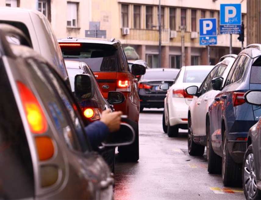 БАЊАЛУКА, 30. ЈАНУАРА /СРНА/ - Појачан саобраћај јутрос је у градским центрима, а магла смањује видљивост до 150 метара на путним правцима Шепак-Зворник-Власеница, Власеница-Хан Пијесак, Власеница-Луке и на подручју Чапљине, саопштено је из Ауто-мото савеза Републике Српске.