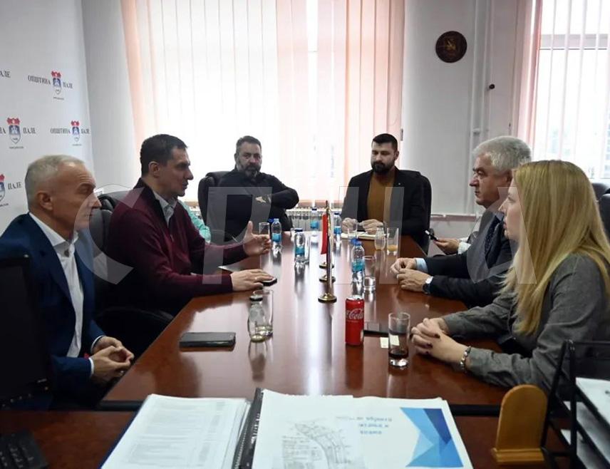 ПАЛЕ, 30. ЈАНУАРА /СРНА/ - Представници Пала разговарали су данас са делегацијом из Сопота о могућностима проширења културних и привредних веза двије општине, те јачању веза српског народа у Србији и Српској.