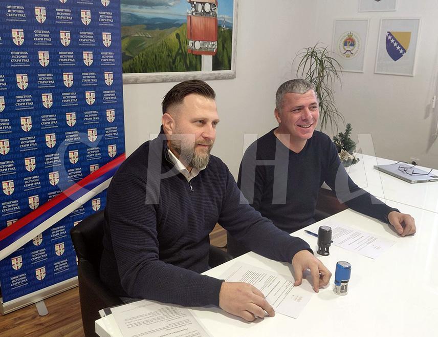 ТРЕБЕВИЋ, 30. ЈАНУАРА /СРНА/ - На Требевићу данас је потписан меморандум о сарадњи Парка природе "Требевић" и фирме "Руф гарденс" из Сарајева с циљем успостављања сарадње на заштити, промоцији и одрживом развоју овог парка, са фокусом на унапређење инфраструктуре, еколошку едукацију и очување биодиверзитета.